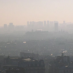 Le Centre Pompidou vu de la colline de Montmartre (Paris 18e).