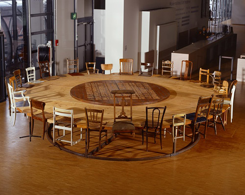 Une Histoire. Vue de l’accrochage, Musée, niveau 4. Chen Zhen, Round Table, 1995
