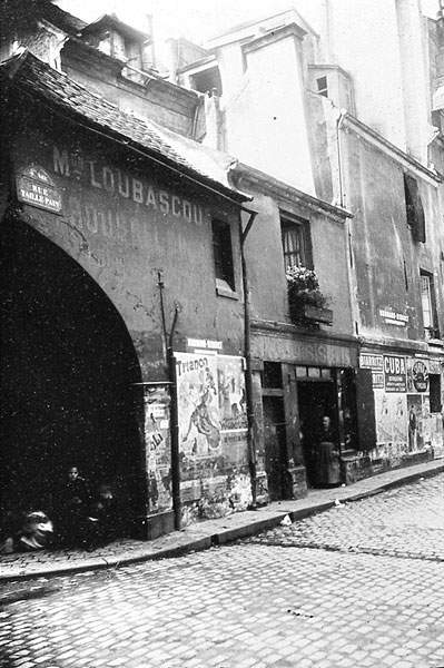 Vue d'une rue de l'lot insalubre n1 avant les dmolitions des annes 1930.