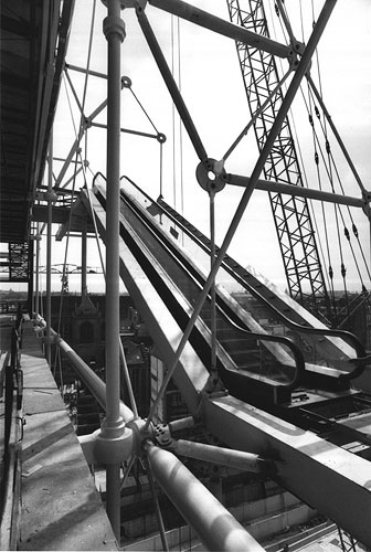 Vues des escaliers mcaniques suspendus sur la faade, avant la pose des arceaux vitrs.