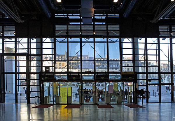 Vue de l'entre du Centre Pompidou et de la piazza en arrire-plan, depuis le forum.