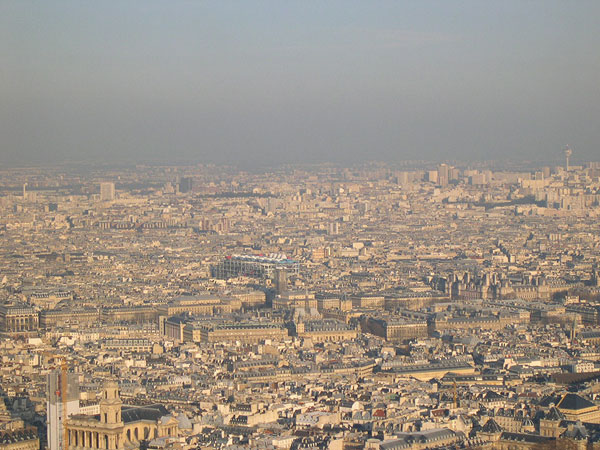 Le Centre Pompidou vu du toit de la tour Montparnasse (Paris 15e).