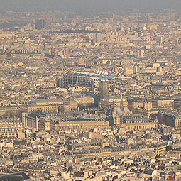 Le Centre Pompidou vu du toit de la tour Montparnasse (Paris 15e).