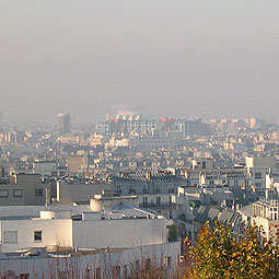 Le Centre Pompidou vu du haut du parc de Belleville (Paris 20e).