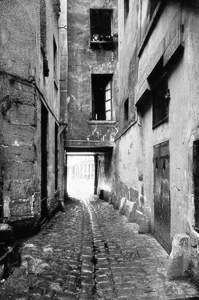 Vue d'une ruelle de l'lot insalubre n1 avant les dmolitions des annes 1930.