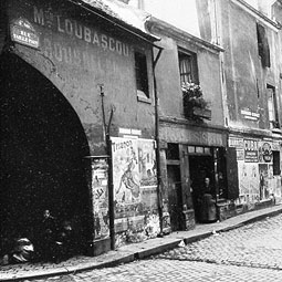 Vue d'une rue de l'lot insalubre n1 avant les dmolitions des annes 1930.