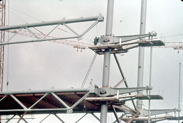 L'extrmit de la poutre est amene sur la gerberette.