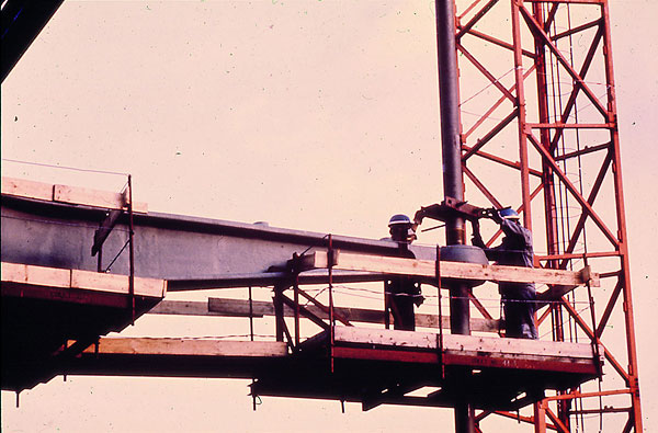 Positionnement d'un tirant au bout du bras d'une gerberette.