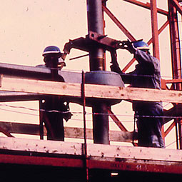 Positionnement d'un tirant au bout du bras d'une gerberette.