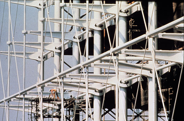 La structure est peinte en blanc.