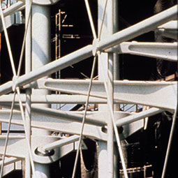 La structure est peinte en blanc.