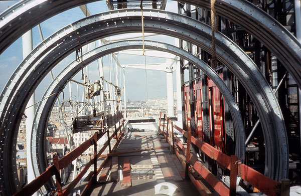 Les coursives (ct piazza) sont poses, sur les bras des gerberettes.