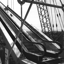 Vues des escaliers mcaniques suspendus sur la faade