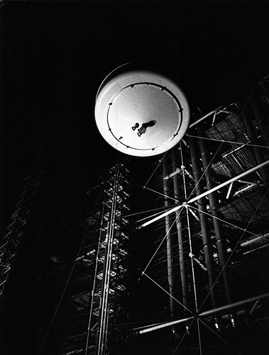 Levage d'une des quatre tours de refroidissement (la nuit).