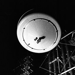 Levage d'une des quatre tours de refroidissement (la nuit).