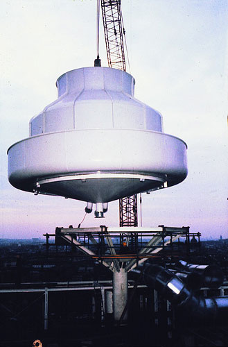 Pose d'une des quatre tours de refroidissement sur le toit du btiment.