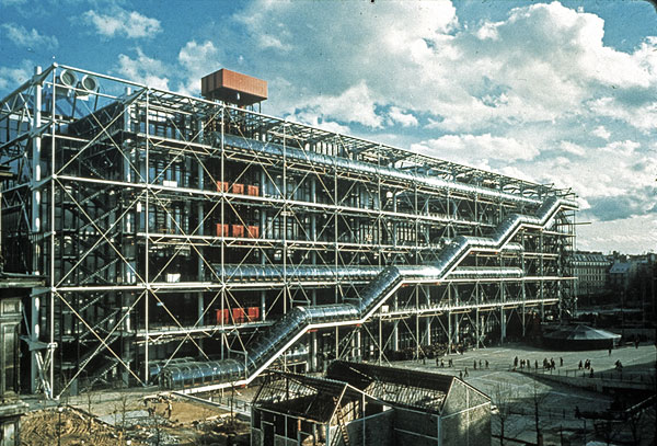 2 fvrier 1977 : le btiment termin ouvre ses portes au public.