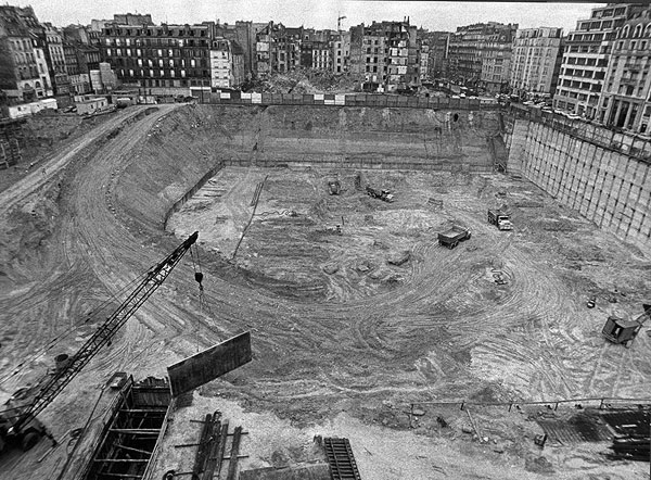 Travaux d'excavation du site.
