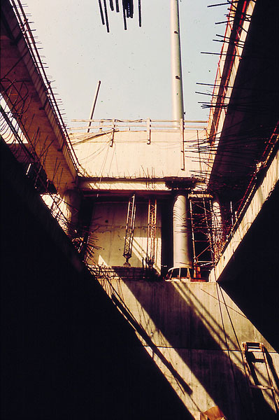 Le poteau est fix sur une platine d'ancrage.