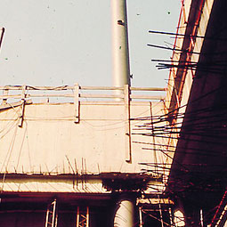 Le poteau est fix sur une platine d'ancrage.