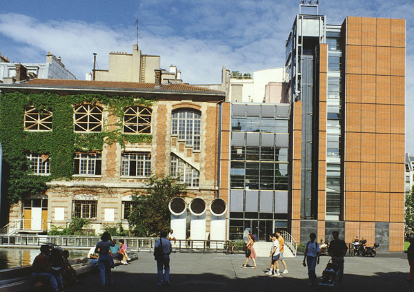 La tour de l'IRCAM vue depuis la place.