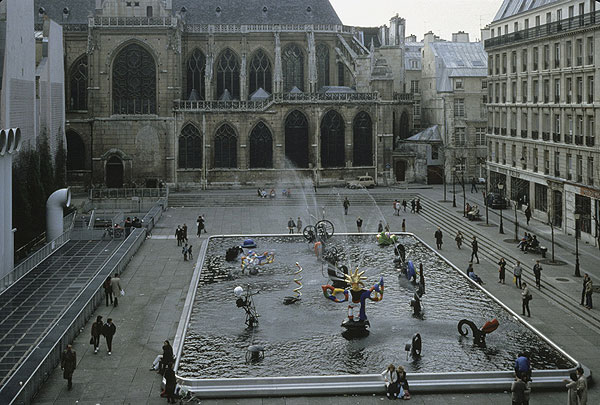 Vue de la place Stravinsky depuis le Centre Pompidou avec, en arrire plan, l'glise Saint-Merri.