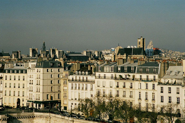 Le Centre Pompidou vu de la terrasse de l'Institut du Monde Arabe (Paris 5e).