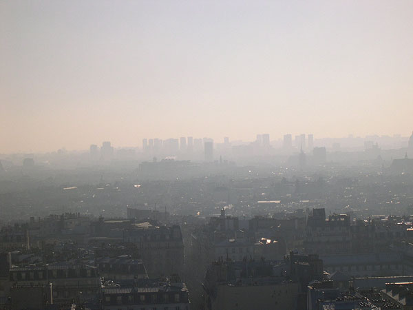 Le Centre Pompidou vu de la colline de Montmartre (Paris 18e).