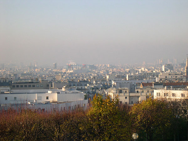 Le Centre Pompidou vu du haut du parc de Belleville (Paris 20e).