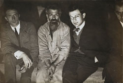 Duchamp, Brancusi, Tzara et Man Ray dans l'atelier, 1921