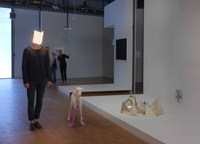 Pierre Huyghe - Masque Player (2010), chien Human (2011-2013), Crystal Cave (2009)