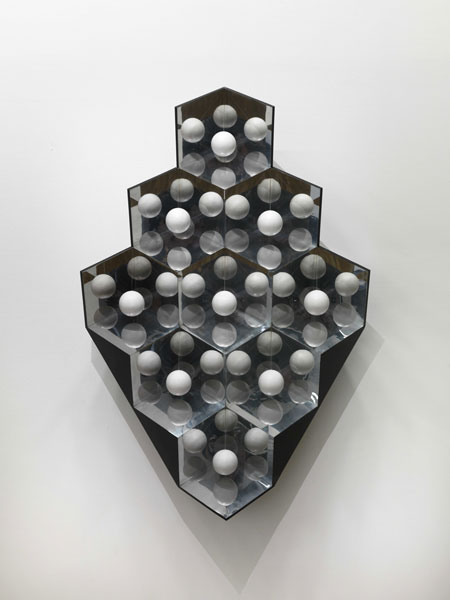 Abstraction argentée de l'espace-temps - escalier avec blocs de verre