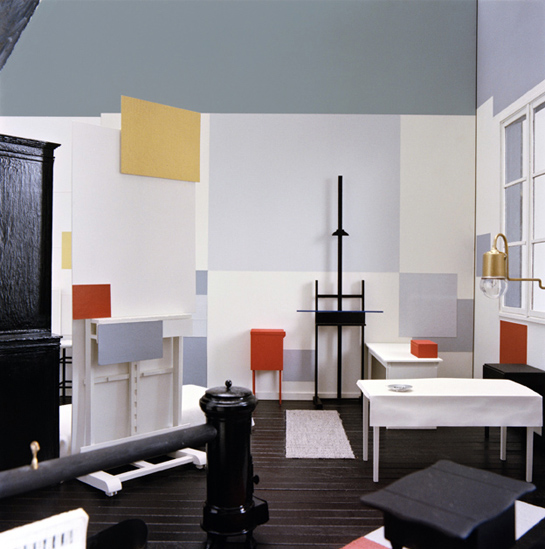 Mondrian dans son atelier, vers octobre 1933, avec Composition dans le losange avec quatre lignes jaunes, 
					1933 et Composition avec doubles lignes et jaune, vers 1933, encore inachevée